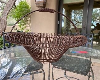 Rusted iron basket weave decor basket	16.5x24 diameter		DL4238