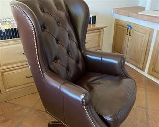 Large leather executive chair as/is	47.5x30.5x29	HxWxD	DL4263