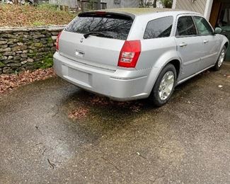 2005 DODGE MAGNUM- has clean title 153,775 miles needs work.  Would be a great car for a teenager or work car. $3000