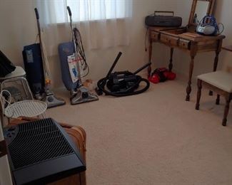Humidifier - Suitcase - Stool's - Vacuum's - Radio's - Wooden Vanity