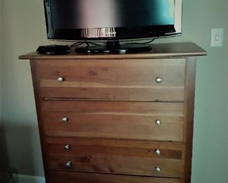chest of drawers matching QS bed - flatcreen TV