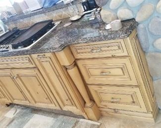 Matching peninsula with cook-top is included in the sale of the kitchen