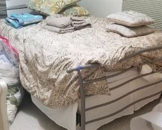 Queen bed $125