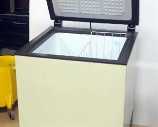 Montgomery Ward Compact Freezer Model LIC 8113, 4.7 Cu Ft Capacity, Powers On