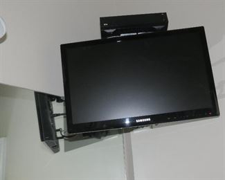 Small wall mount tv: perfect for your bathroom!