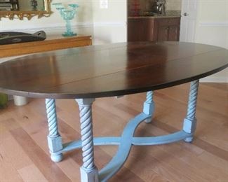 STYLISH COUNRTY FRENCH DROP LEAF DINING TABLE.  VERY NICE.