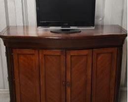 Media Console With TV https://ctbids.com/#!/description/share/365978