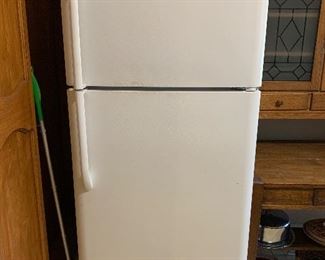 #22	Frigidaire refrigerator freezer with ice maker 20.5 cf	 $100.00 
SOLD