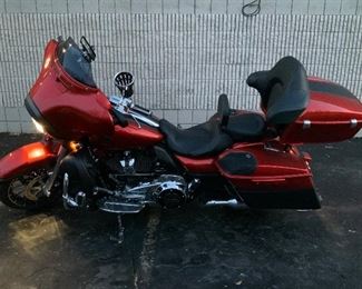 2018 Harley Davidson 117 CVO Street Gluide with $8K in Custom Upgrades & Modifications, only 1,500~ Miles. 