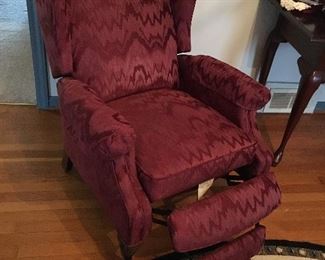 Item #Z45 recliner good condition  (need steam cleaning) $30