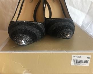 New in box Michael Kors pumps 7.5