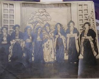 https://www.ebay.com/itm/114158184315 BOX 54: 1940s ERA BLACK AND WHITE PICTURE OF LADIES IN COSTUME MARDI GRAS
MYSTIC KREWE OF SHANGRI-LA PICTURE SIZE 11"×14" $75