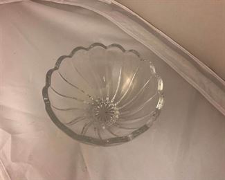 https://www.ebay.com/itm/114159953943 LAN9985 Cystal Bowl Clear Local Pickup $8