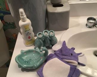 Kids bathroom items https://ctbids.com/#!/description/share/367320