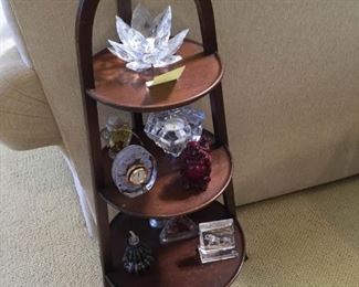 3-tier Display Table and Decorative Items https://ctbids.com/#!/description/share/367939