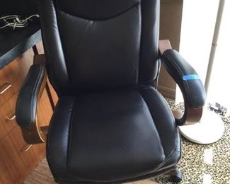 Leather Desk Chair https://ctbids.com/#!/description/share/367947
