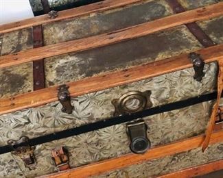 Vintage Storage Trunk / Chest https://ctbids.com/#!/description/share/368198