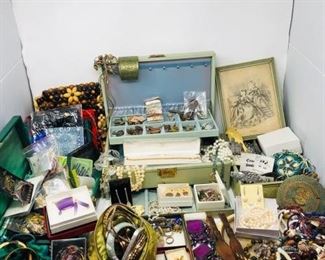  Bursting Bundle of Vintage Jewelry https://ctbids.com/#!/description/share/368202
