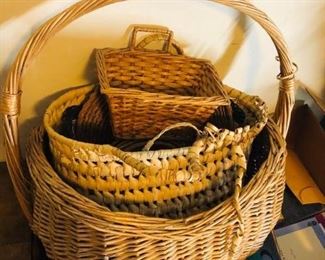 Two Bundles of Big Vintage Baskets https://ctbids.com/#!/description/share/368222
