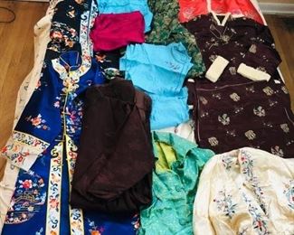 Bursting Bundle of Vintage Asian Clothing / Kimonos https://ctbids.com/#!/description/share/368251