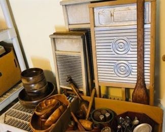  Wonderful Collection of Vintage Washboards and More https://ctbids.com/#!/description/share/368217