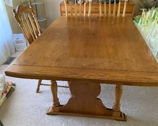 Oak dining room table with 6 chairs - extra leaf