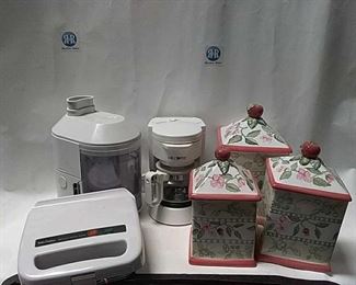 https://connect.invaluable.com/randr/auction-lot/betty-crocker-waffle-maker-braun-water-filter_75B485A886