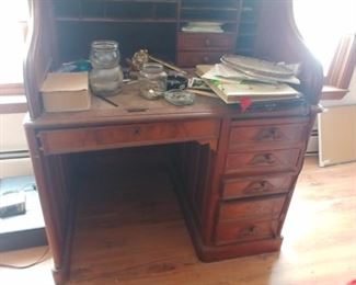 Victorian Walnut. "S" roll top desk
No roll
$250.