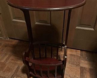 Nice wood small table approx  $75.00   -21.5 tall x 15-1/4 oval wide x11x1/4  front to back