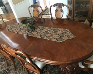 Drexel Heritage Dining table with 8 chairs and 2 leaves - "Dover Square". Includes custom pads