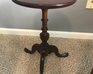 $ 35.00 -  Take 60% off - Small vintage side table. (cracked under table top)