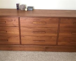 $ 450.00 - Solid Teak Wood Triple Dresser (1977) Beautiful condition -75"W x 18"D x 26"T