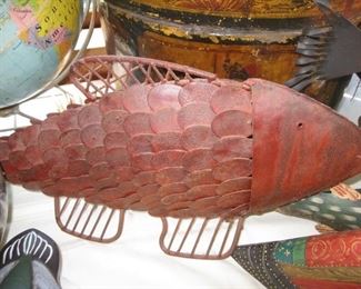 #225-$  Metal scale fish-free standing on fins 21"L x 10-1/2"H