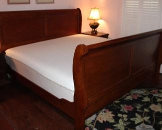 Cherry King Size Sleigh Bed showing “like-new” Memory Foam Ivory White Mattress. Safavieh Chelsea 8’ Round Black Floral and Vine Area Rug shown in Foreground.