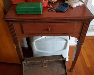 Sewing machine closed with parts 