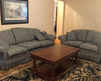 Living Room Lot #20 Blues with flowers love seat 68"L x 31"w x 33" h good condition Sofa 86"l x 33"w x 33h - good condition - $200.00 set