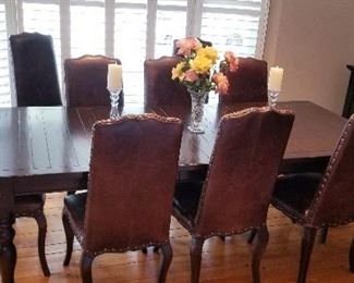 $ 850 O.BO BEAUTIFUL DINING TABLE WITH 2 EXTENSION LEAVES, TABLE PADS, AND 10 CHAIRS FROM POTTERY BARN.
DIMENSIONS TABLE 54" X42 "WITHOUT LEAVES
EACH LEAF IS 18" X 42"
FOR A TOTAL OF 90 "X 42 "