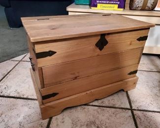 $50 (P11)
Nice Wood Toybox Trunk.. not a good fit for small toddlers. 
trunk 24.5 x 15 x 17