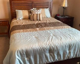 Queen size headboard and mattress
Bedspread queen size
Mattress is sold