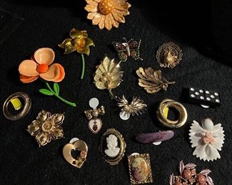 Assortment of Broaches & Pins
