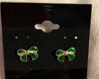 Costume Jewelry Pierced Earrings Green Bows $3