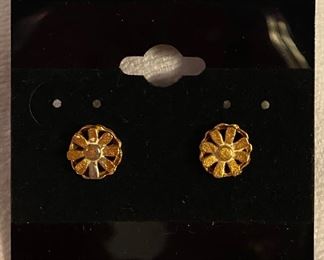 Costume Jewelry Daisies Earrings $3