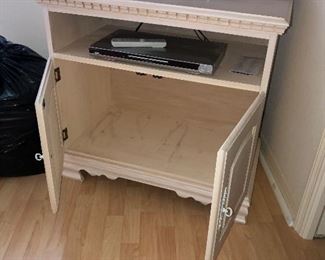 #71 TV STAND $25
