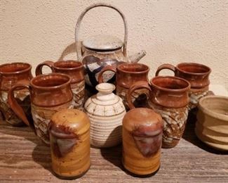 Vintage Pottery Lot #5 
 https://ctbids.com/#!/description/share/364891