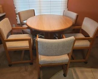 Vintage Circular Pedestal Table and Chairs https://ctbids.com/#!/description/share/364604