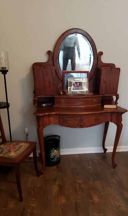 Vanity w/oval mirror, Queen Anne legs  $295