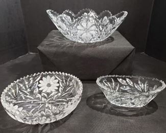 Etched Crystal Floral Pattern Bowls https://ctbids.com/#!/description/share/371904
