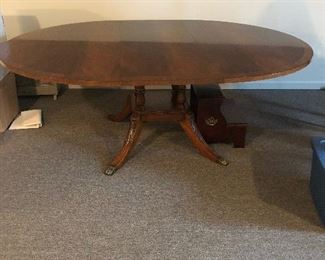 Beautiful Drexel dining table
Picture shows leaf assembled -79”
Without the leaf it is 59”
Beautiful claw foot pedestal!
$260
Excellent condition