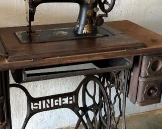 Antique singer sewing machine
$120