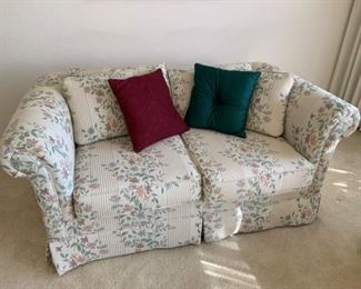 Floral Print Love Seat in Excellent Condition with Throw Pillows